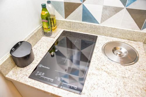 ein Tablet auf einer Küchentheke in der Unterkunft Flat Privativo Reserva do Mar in Angra dos Reis