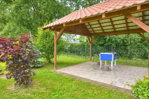 a pavilion with a blue box in a garden at Dworek Polanica in Polanica-Zdrój