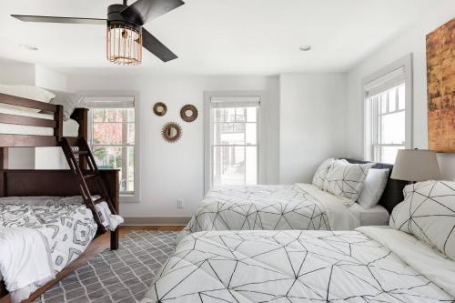 Un dormitorio con dos camas y un ventilador de techo. en Brand New Luxury Home near Downtown, en Nashville