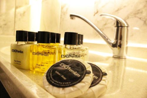 博盧的住宿－ESKOPPremium OTEL，浴室水槽配有2瓶肥皂和镜子