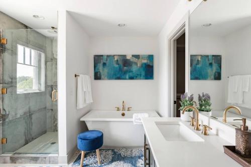 Een badkamer bij Brand New Luxury Home near Downtown