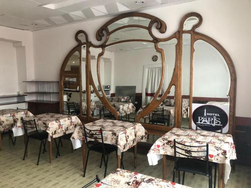 een eetkamer met tafels en een grote spiegel bij Hotel Paris in Río Gallegos