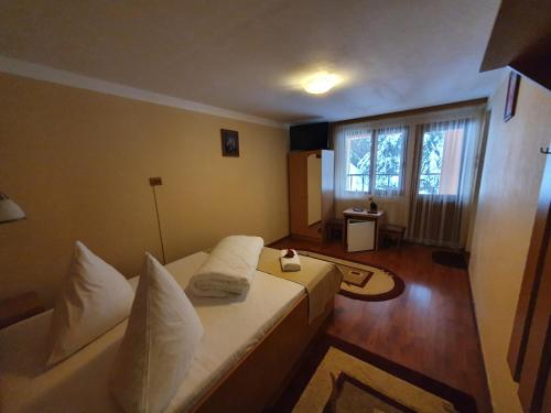 a hotel room with two beds and a window at Complex Turistic Caprioara in Baia Mare