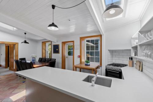 Galeriebild der Unterkunft Historic Stonehouse & Alley Cottage - Sleeps 14 with spa pool in Queenstown