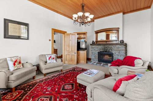 Galeriebild der Unterkunft Historic Stonehouse & Alley Cottage - Sleeps 14 with spa pool in Queenstown