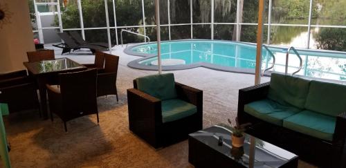 Bazén v ubytování Pool Home on Gulf Gate 5min away from Siesta Key nebo v jeho okolí