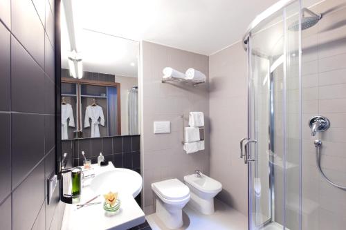 Kamar mandi di Ibis Styles Roma Eur