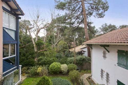 Cette maison offre une vue sur la cour. dans l'établissement Appartement Sémaphore - Welkeys, à Soorts-Hossegor