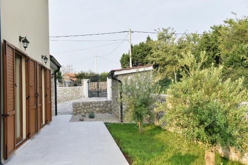 Zahrada ubytování Villa Muskatel KRK -with heated covered pool