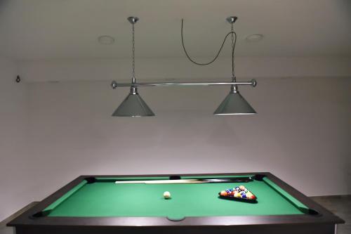 Biliár nebo kulečník v ubytování Villa Muskatel KRK -with heated covered pool