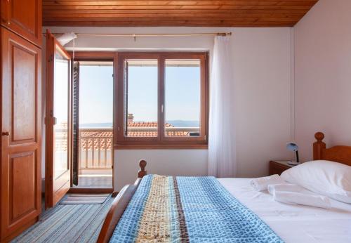Tempat tidur dalam kamar di Apartments Ante-100m from beach