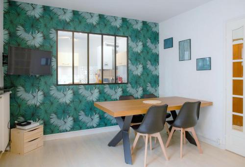 une table et des chaises dans une pièce dotée d'un mur vert dans l'établissement Edouard Grimaux, à Poitiers