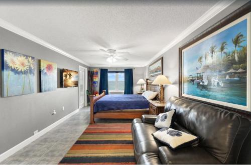 Giường trong phòng chung tại Luxury Beach Front Corner Beach Place #306