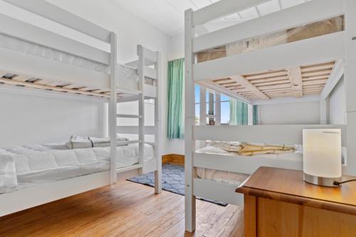 Poschodová posteľ alebo postele v izbe v ubytovaní The Cottage - Te Puke Holiday Home