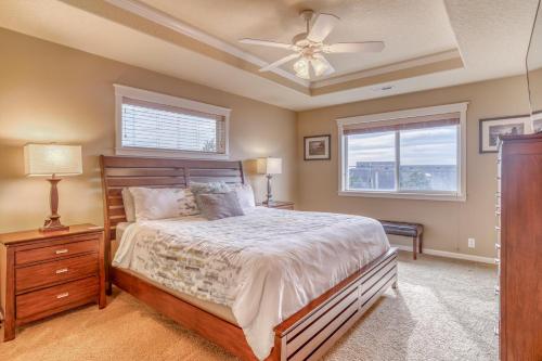 Un dormitorio con una cama y un ventilador de techo. en Beach Pine House - Meredith Lodging, en Pacific City