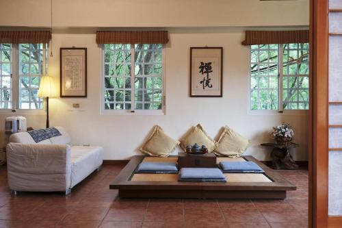 a living room with a couch and a table at Wisdom Garden Home Stay in Yuli