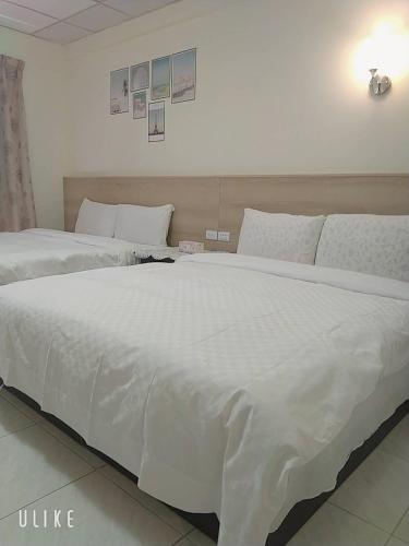 溫泉村的住宿－知本溫泉禾平的家 ，一张大白色的床,位于酒店客房内