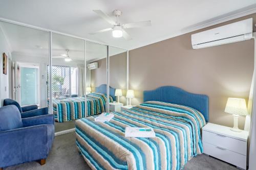 เตียงในห้องที่ Surfers Beach Resort One