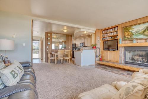 Una cocina o zona de cocina en Breakers Beach House 8 - Meredith Lodging
