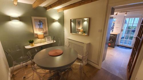 małą jadalnię ze stołem i krzesłami w obiekcie Beautiful House And Elevated Garden In Bridgnorth w mieście Bridgnorth