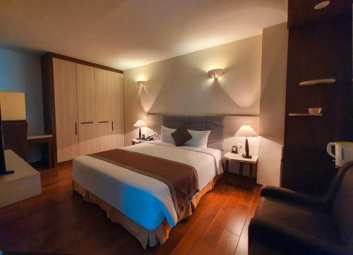 Muong Thanh Dien Chau Hotel tesisinde bir odada yatak veya yataklar