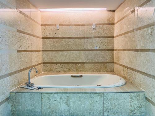 a bath tub in a room with a tub at Hotel Champs Elysées in Taichung