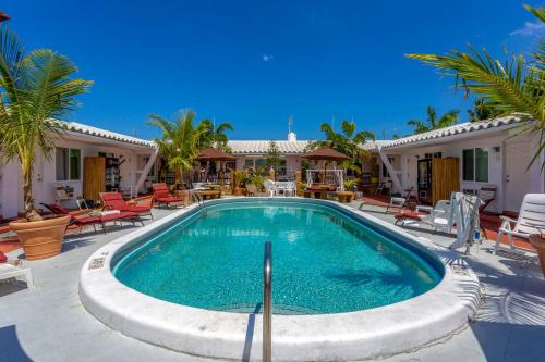 - une piscine au milieu d'une maison dans l'établissement Green Seas Motel, à Hollywood