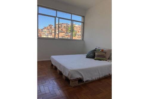 Кровать или кровати в номере Iluminado Apartamento em Ipanema c/ wi fi, a pé p/ Praia