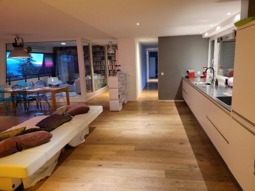 sala de estar con sofás y comedor en 3-bedroom apartment with spectacular view en Neuchâtel