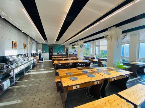 En restaurant eller et andet spisested på Ailiga Travel Villa