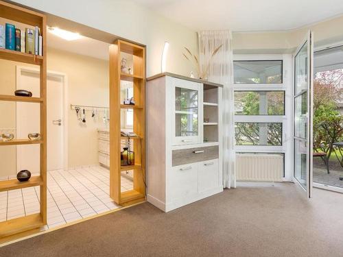 ビンツにあるHaus Strelasund Wohnung Nr. 5の窓付きのバスルームが備わる広い客室です。