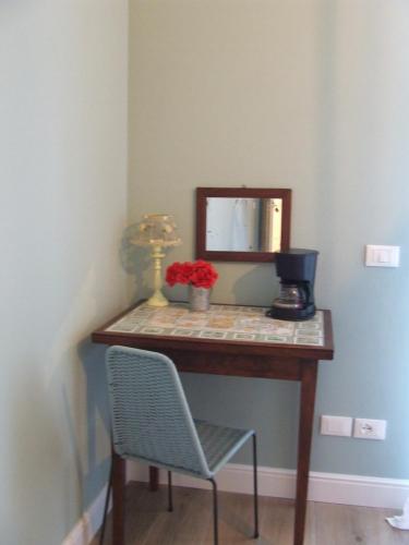 a dressing table with a mirror and a chair at B&B Solstizio d'estate in San Felice del Benaco