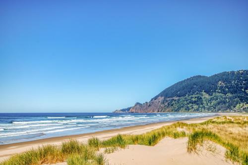 a beach with sand dunes and the ocean at Amazing Place MCA 1295 - Meredith Lodging in Manzanita