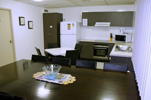 Η κουζίνα ή μικρή κουζίνα στο Cedar Lodge Motel