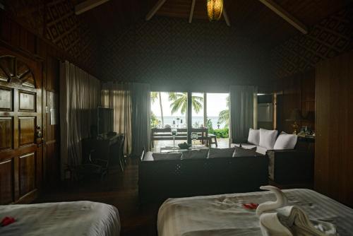 una habitación de hotel con 2 camas y un cisne en la cama en Voda Krasna Resort & Restaurant en Alcoy