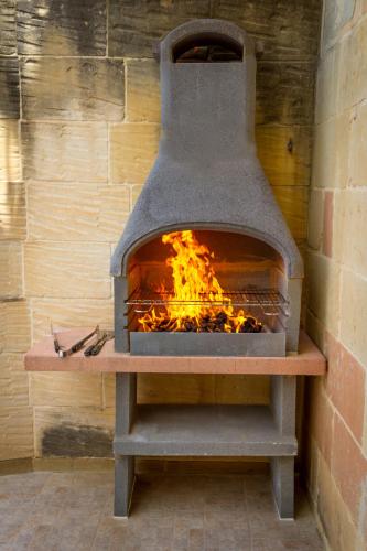 Imagen de la galería de 400 year old converted farmhouse with private pool, en Xagħra
