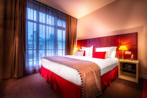 Cama o camas de una habitación en Mamaison All-Suites Spa Hotel Pokrovka