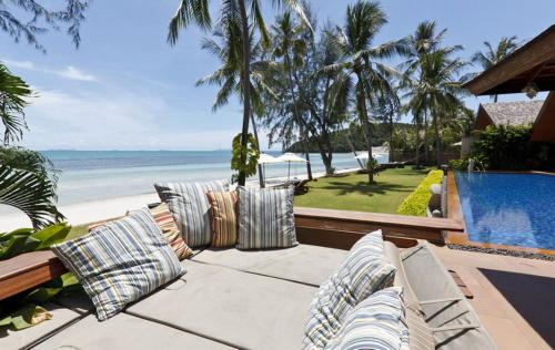 a patio with a view of the beach and the ocean at Baan Kilee in Lipa Noi