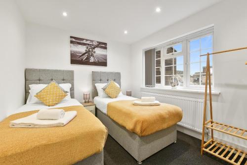 En eller flere senge i et værelse på Rochfords Serviced House with 5 Bedrooms, 4 bathrooms up to 12 beds By 360Stays