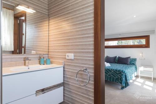A bathroom at Son vivot