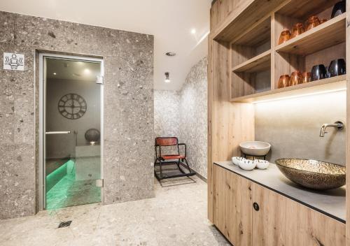 ein Badezimmer mit Waschbecken und Glasdusche in der Unterkunft Andre Arnold - Boutique Pension in Sölden