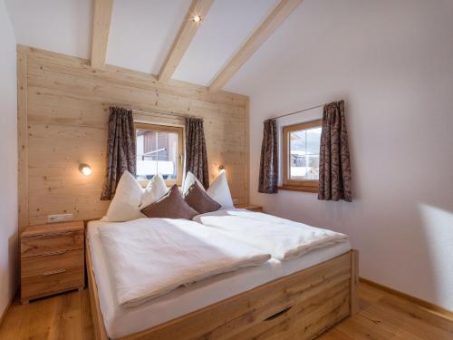 A bed or beds in a room at Ferienhaus Auerbauer