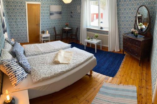 Säng eller sängar i ett rum på COZY Home with LAKE view-free WiFi - free SAUNA