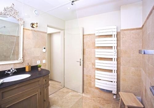 une salle de bain avec un lavabo et une douche dans l'établissement Centre - L'Impérial - Parking, à Saverne