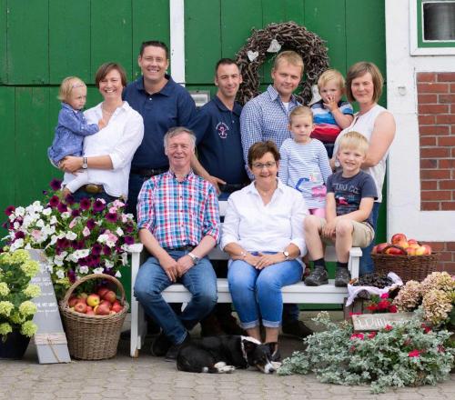 a family posing for a picture on a bench at Ferienwohnungen von Schassen in Twielenfleth