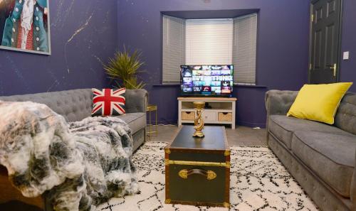 a living room with a couch and a tv at 5 Bedroom House - DISC0UNTS - Parking, Contractors, Group, Family in Canterbury
