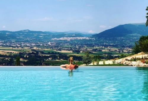 a person swimming in a large body of water at Il Poggio degli Olivi in Bettona