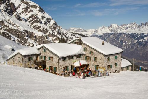 Ein Gebäude auf einem Berg mit Schnee darauf in der Unterkunft Berghotel Gaffia in Wangs