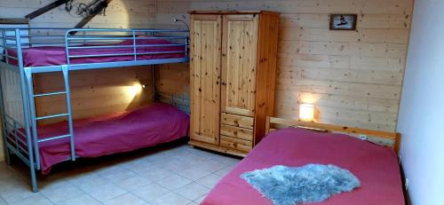 a room with two bunk beds in a cabin at L'Aigle Royal in Vaujany