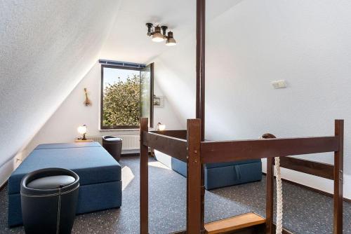 um quarto com uma cama azul e um espelho em RügenHerz Fischerhütte em Parchtitz